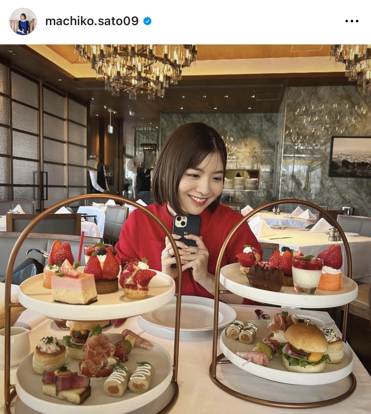 苺に合わせた赤ニット姿の佐藤真知子アナウンサー（佐藤真知子アナウンサーのインスタグラムから）