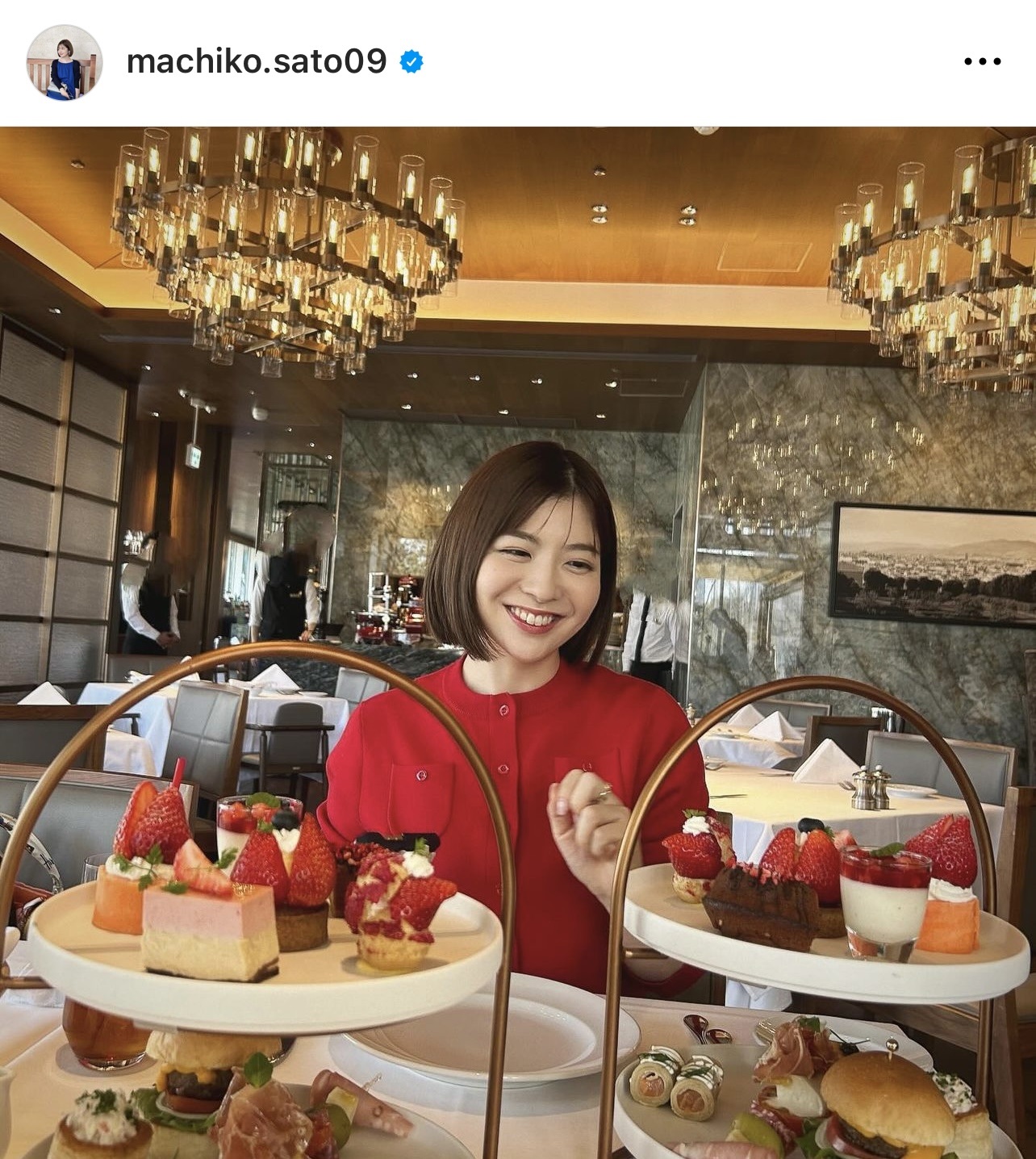苺に合わせた赤ニット姿の佐藤真知子アナウンサー（佐藤真知子アナウンサーのインスタグラムから）
