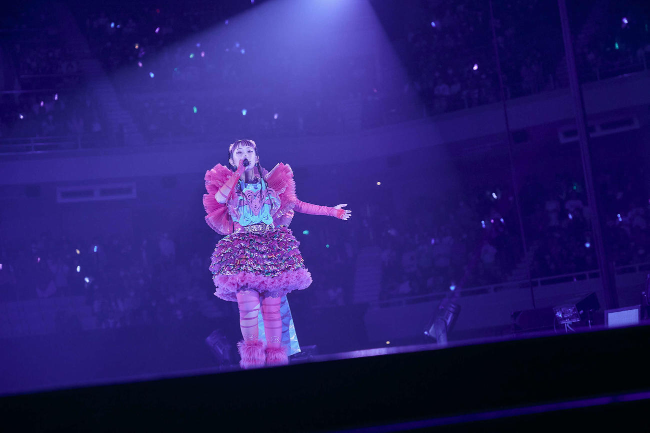 武道館公演「～METEOR SHOWER～」で歌唱する水曜日のカンパネラ詩羽（興梠真穂氏撮影）