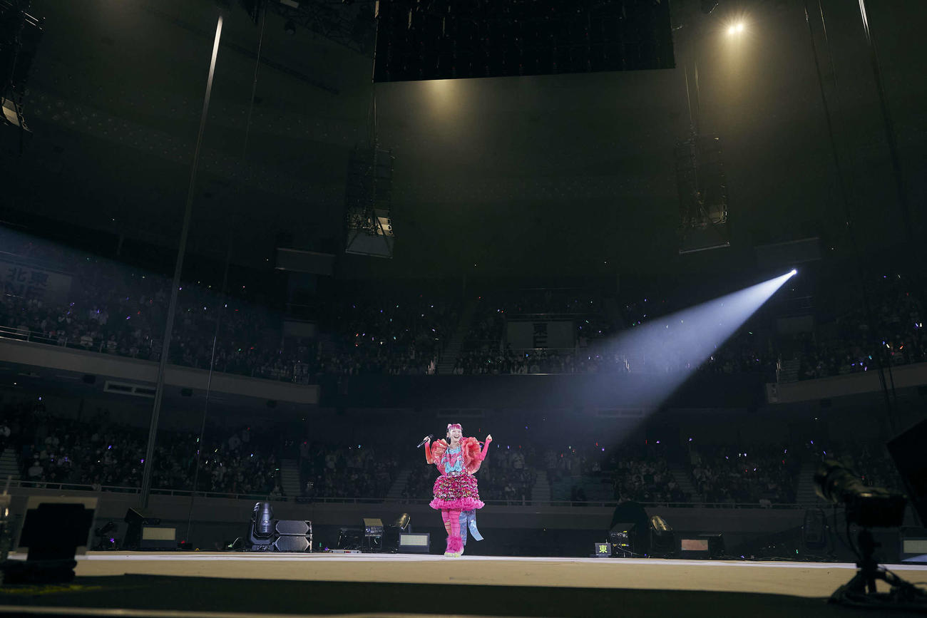 武道館公演「～METEOR SHOWER～」で歌唱する水曜日のカンパネラ詩羽（C）興梠真穂