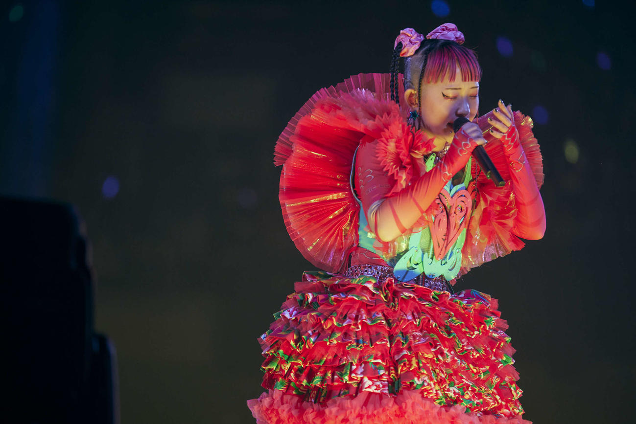 武道館公演「～METEOR SHOWER～」で歌唱する水曜日のカンパネラ詩羽（C）興梠真穂