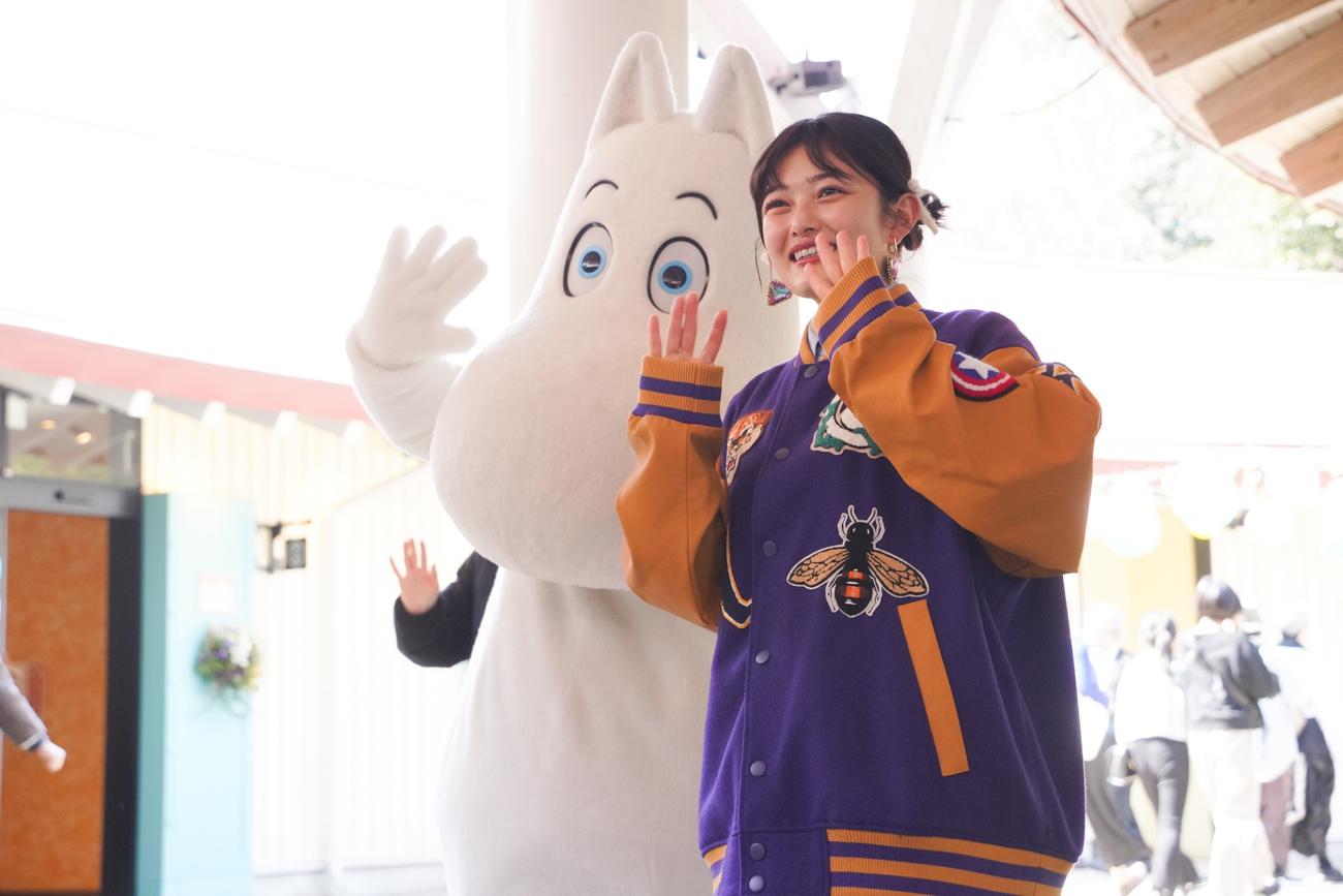 ムーミンバレーパーク開業5周年記念日に1日支配人を務めた井上咲楽