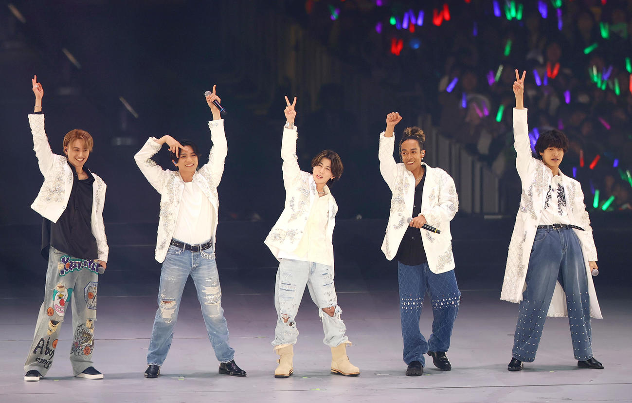ライブを盛り上げるAぇ！group。左から小島健、正門良規、末澤誠也、草間リチャード敬太、佐野晶哉（撮影・上山淳一）