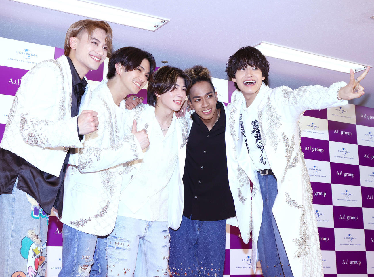 デビューが決まり喜ぶAぇ！group、左から小島健、正門良規、末澤誠也、草間リチャード敬太、佐野晶哉（撮影・上山淳一）