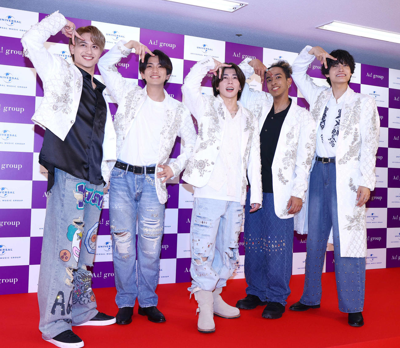 デビューが決まりカメラにポーズを決めるAぇ！group、左から小島健、正門良規、末澤誠也、草間リチャード敬太、佐野晶哉（撮影・上山淳一）