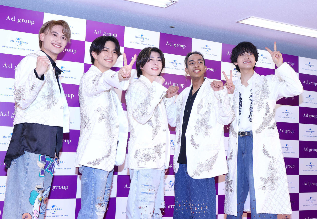 デビューが決まりカメラにポーズを決めるAぇ！group。左から小島健、正門良規、末澤誠也、草間リチャード敬太、佐野晶哉（撮影・上山淳一）