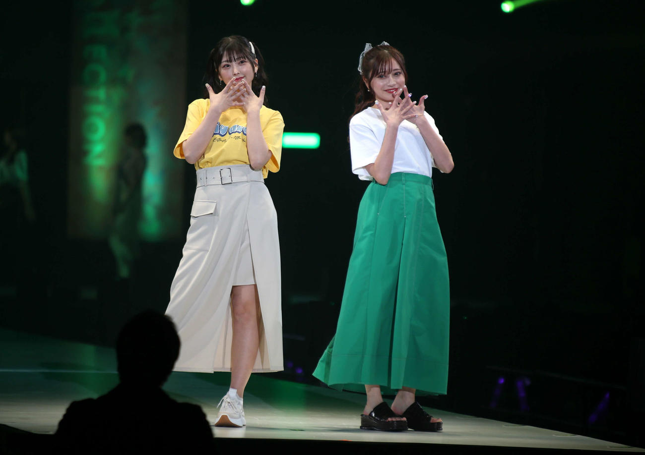 松本みいな（左）と佐々木璃花は、ランウェイでポーズ（撮影・中島洋尚）