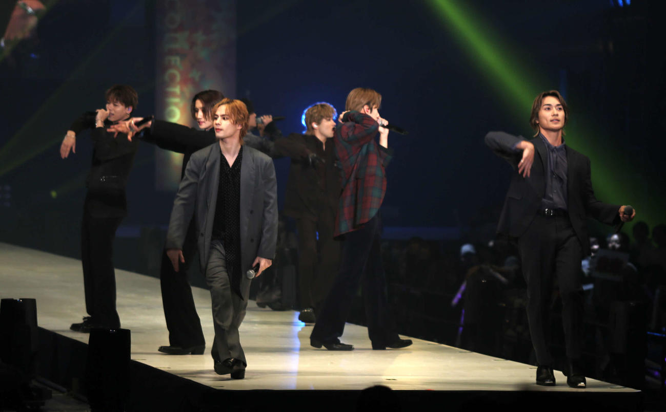 ダンス＆ボーカルグループのBALLISTIK BOYZは会場を盛り上げる（撮影・中島洋尚）