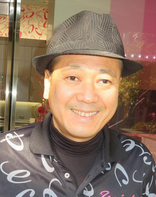 鎧塚俊彦氏、満開の菜の花をバックに笑顔「もうすぐソメイヨシノとの競演も」