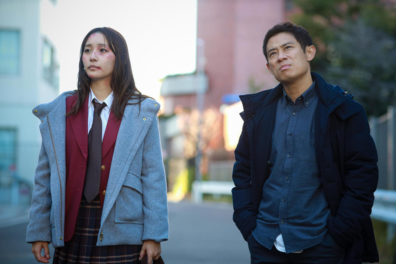 「離婚しない男－サレ夫と悪嫁の騙し愛－」に出演する浅川梨奈、伊藤淳史（C）テレビ朝日