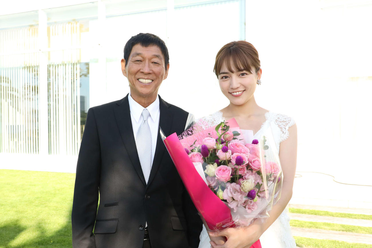 フジテレビ系『心はロンリー　気持ちは「・・・」FINAL』で親子を演じる明石家さんまと川口春奈（C）フジテレビ