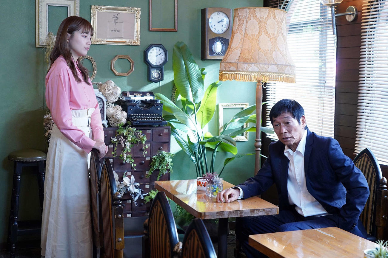 フジテレビ系『心はロンリー　気持ちは「・・・」FINAL』で親子を演じる川口春奈と明石家さんま（C）フジテレビ
