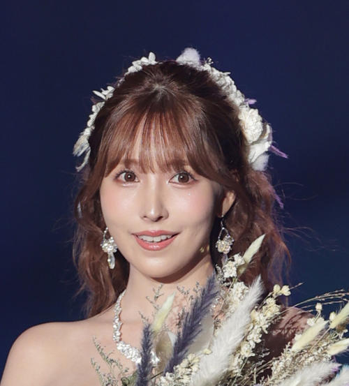 三上悠亜、サラサラヘア＆ぴったりニット姿披露「マジで可愛さ美しさレべチ」の声相次ぐ