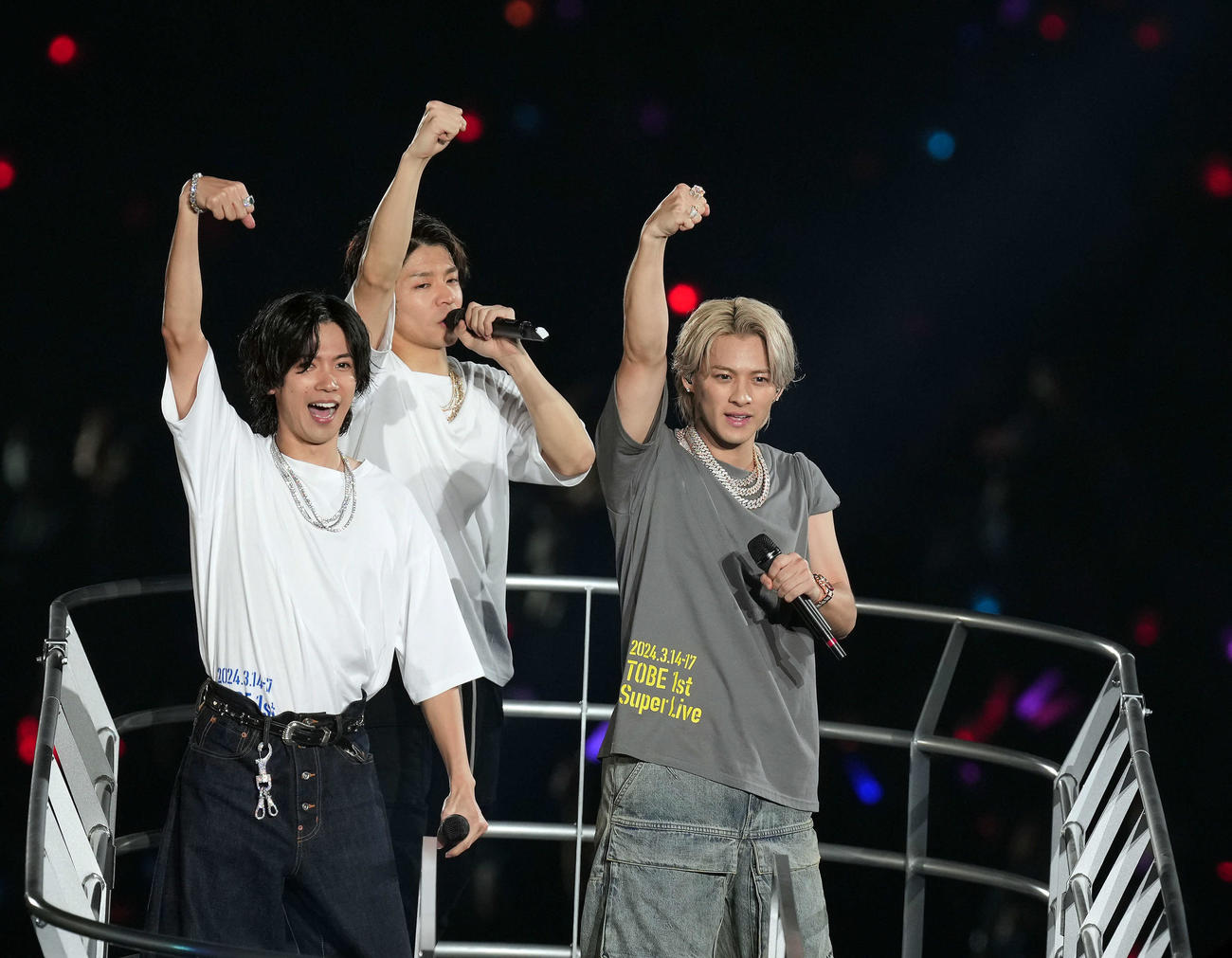 ファンの声援に右手を突き上げ応えるNumber＿i。左から神宮寺勇太、岸優太、平野紫耀（撮影・たえ見朱実）