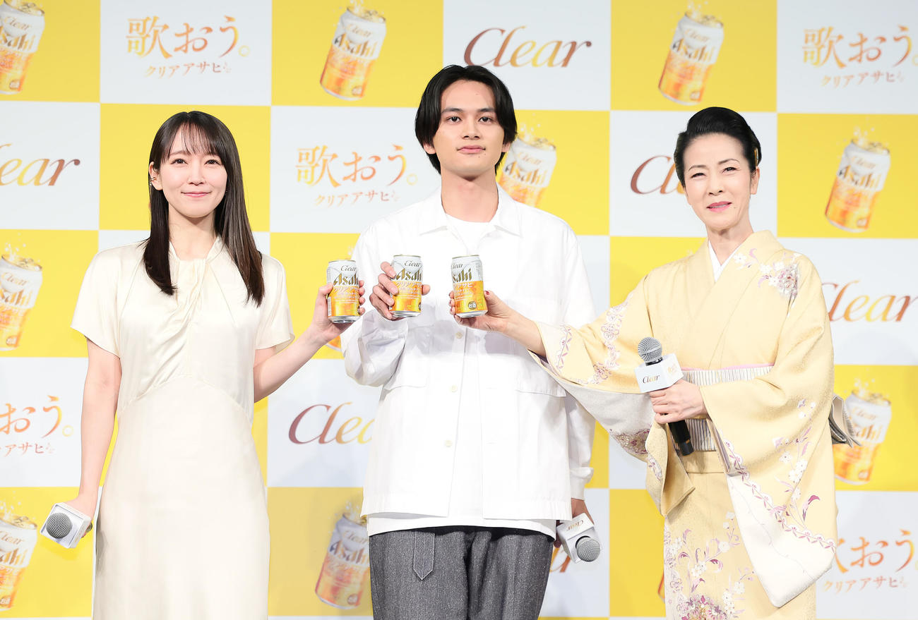 笑顔で乾杯する、左から吉岡里帆、北村匠海、坂本冬美（撮影・足立雅史）