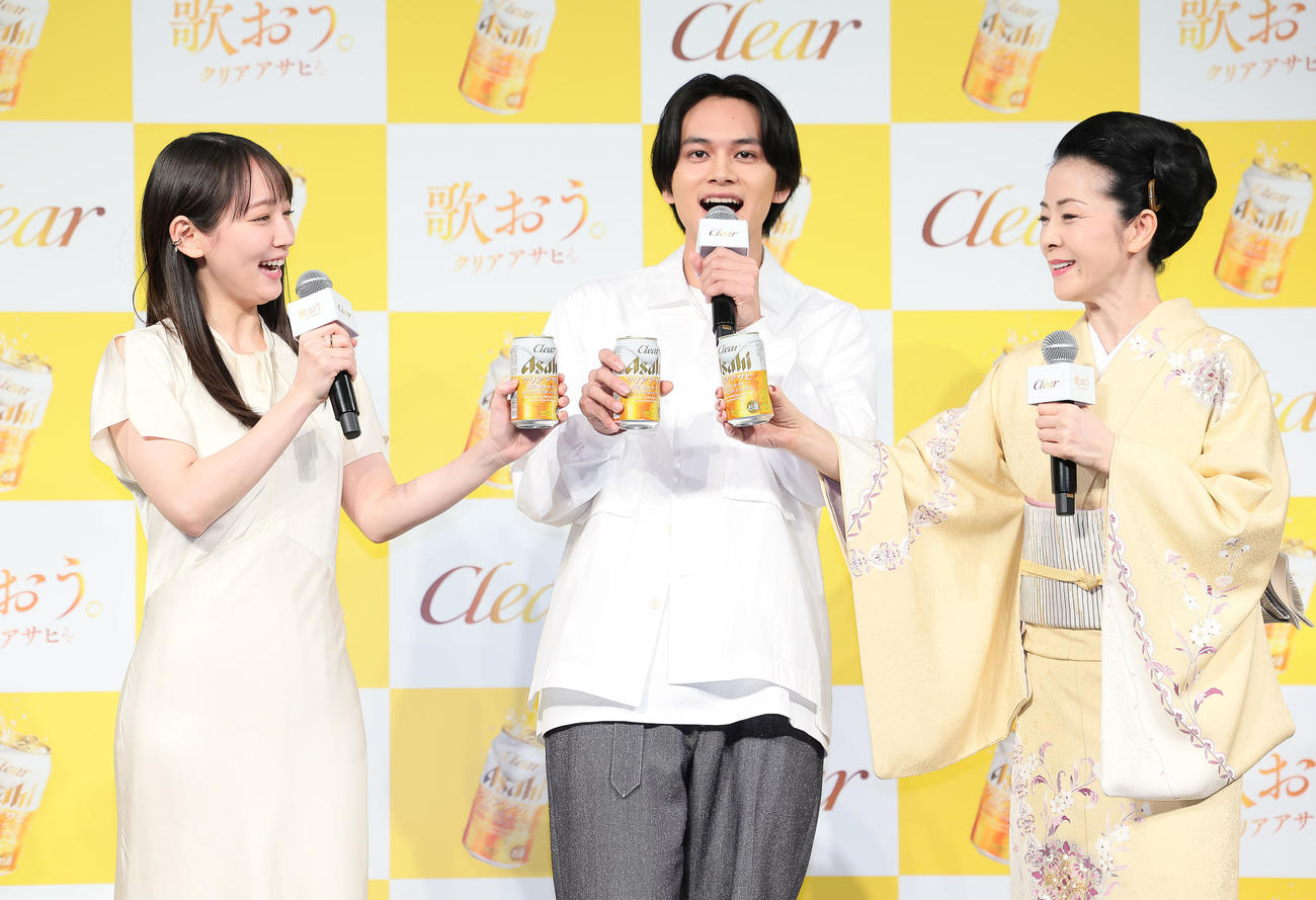 笑顔で乾杯する、左から吉岡里帆、北村匠海、坂本冬美（撮影・足立雅史）