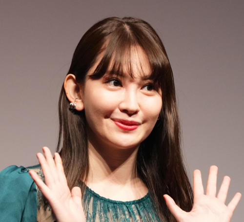 小嶋陽菜、AKB卒業の柏木由紀と「にゃんわげ」コンビにファン歓喜「エモすぎました」