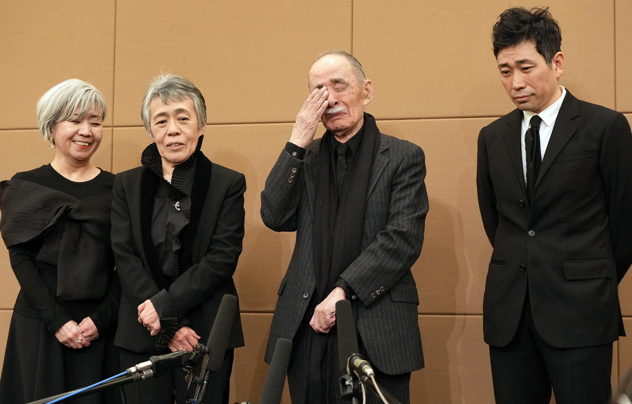 中村メイコさんとの思い出を語り涙する夫の神津善行氏（左から3人目）。左から神津はづき、神津カンナさん、1人おいて神津善之介さん（撮影・たえ見朱実）