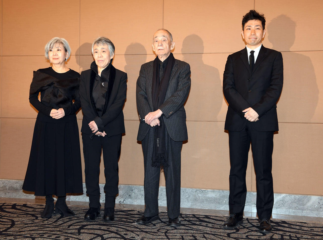 「中村メイコを乾杯で送る会」を前に取材に応じた、左から神津はづき、神津カンナさん、神津善行氏、神津善之介氏（撮影・たえ見朱実）