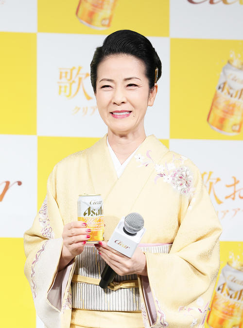 坂本冬美ニンマリ「撮り直すたびに何度も飲んでしまいました。おいしかった」クリアアサヒ新CM