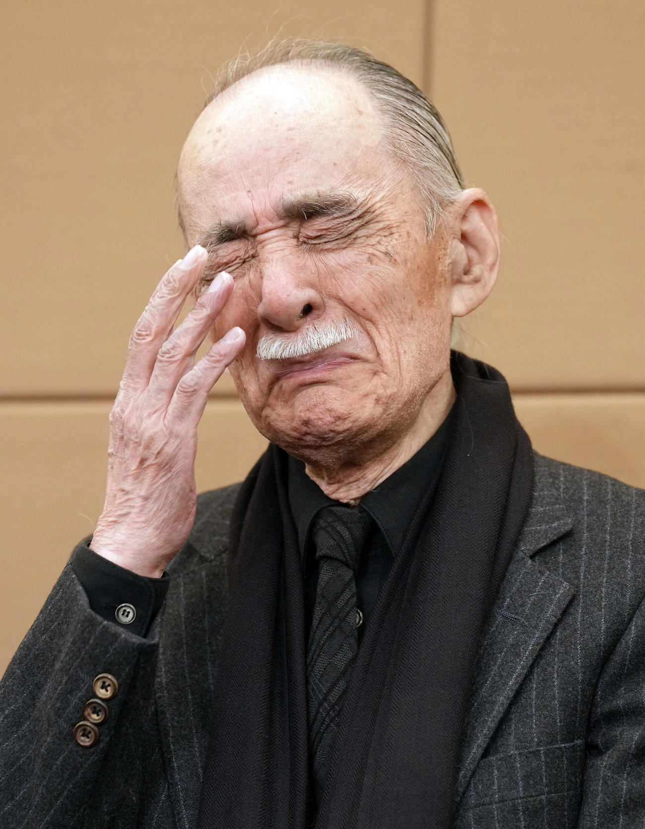 「中村メイコを乾杯で送る会」を前に取材に応じ涙する夫の神津善行氏（撮影・たえ見朱実）