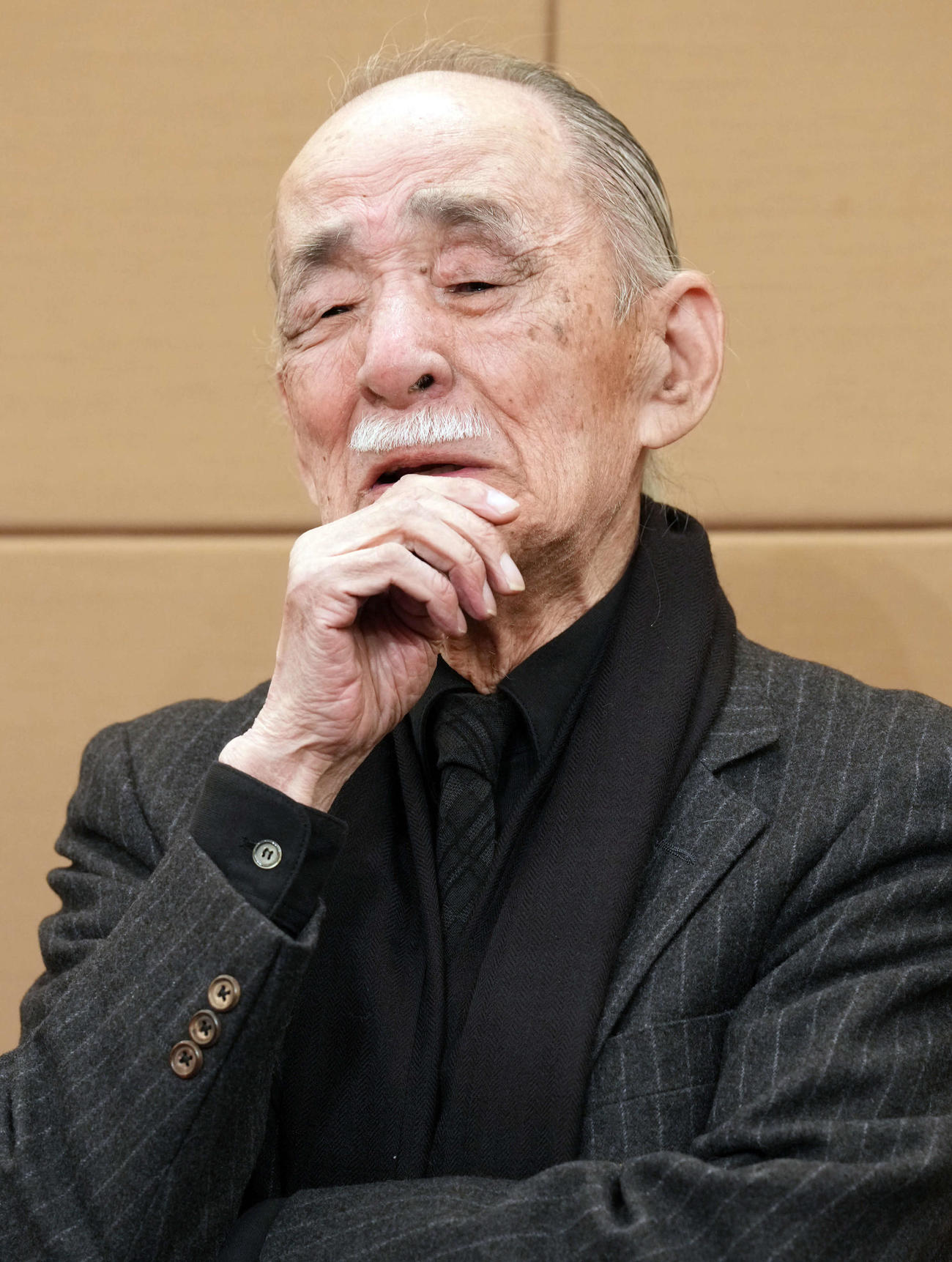 「中村メイコを乾杯で送る会」を前に取材に応じ涙する夫の神津善行氏（撮影・たえ見朱実）