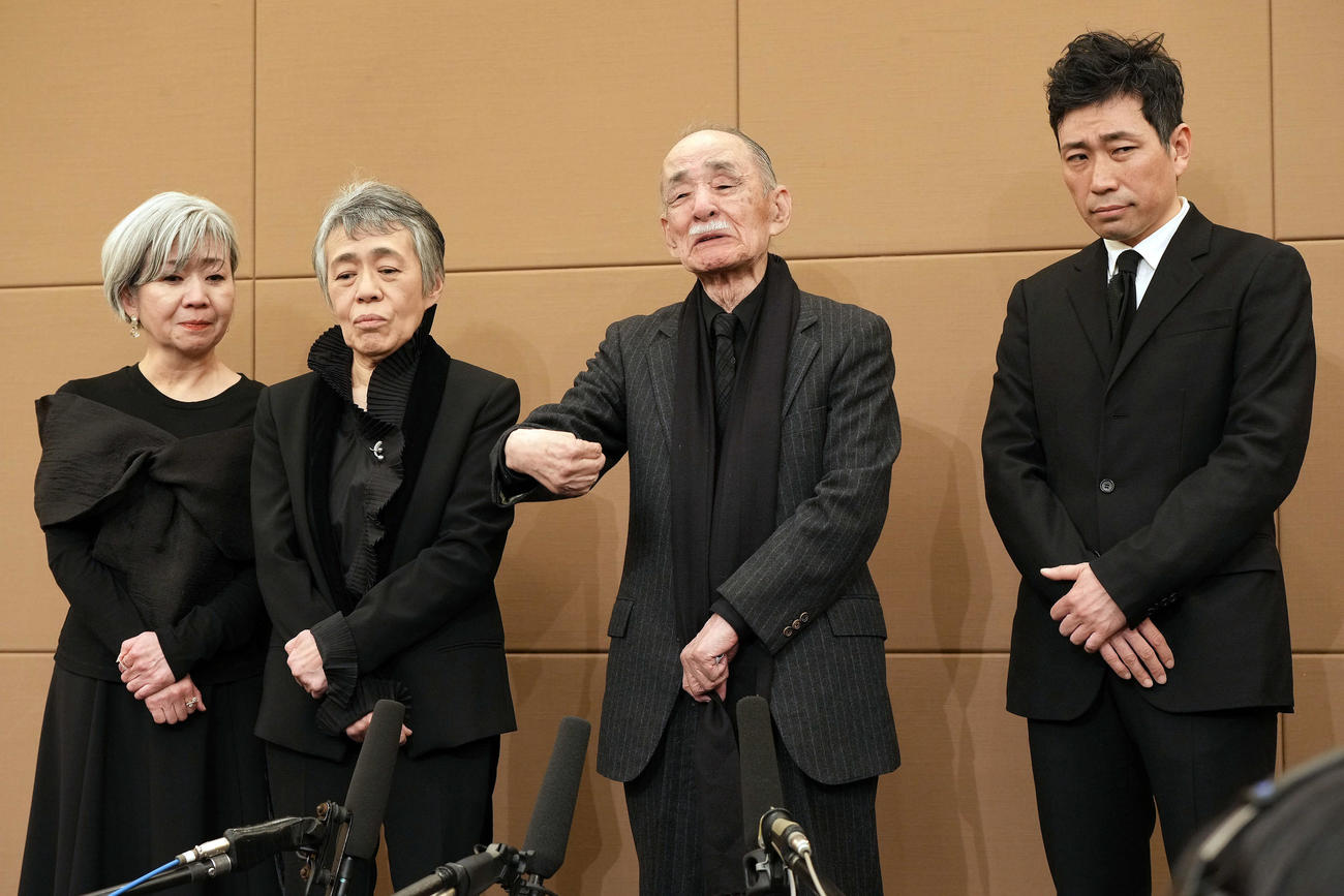 「自分の腕の中で息を引き取った」涙ながらに中村メイコさんの最期について語った夫の神津善行氏（左から3人目）。左から神津はづき、神津カンナさん、神津善之介さん（撮影・たえ見朱実）