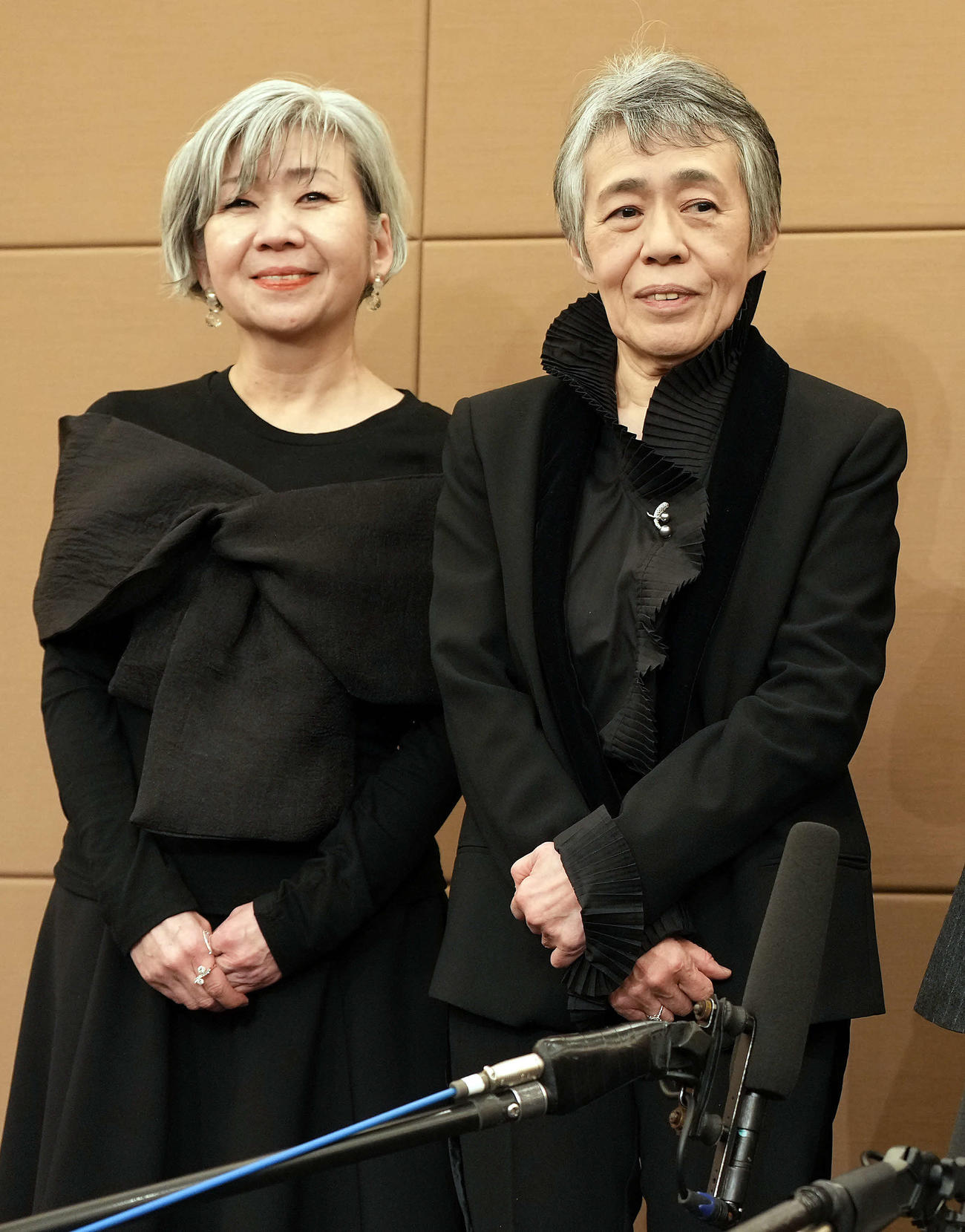 「中村メイコを乾杯で送る会」を前に取材に応じた左から神津はづき、神津カンナさん（撮影・たえ見朱実）