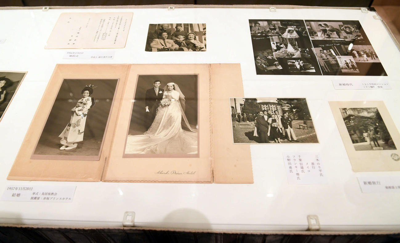 「中村メイコを乾杯で送る会」の会場には思い出の写真が展示された（撮影・たえ見朱実）