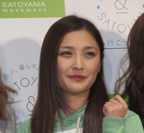 石川梨華、AKB卒業柏木由紀にサプライズ２ショット「今までもこれからも１番大好きです」