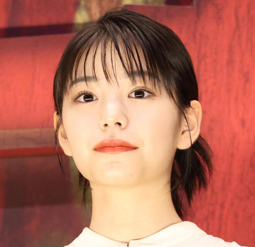 當真あみ、花束抱え「さよならマエストロ」西島秀俊＆芦田愛菜とのツーショット披露