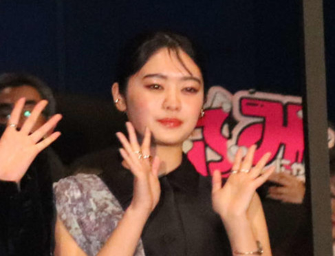 吉柳咲良、ピースサインで「ブギウギ」出演を告知「皆様どうか、あたたかく見守ってください！」