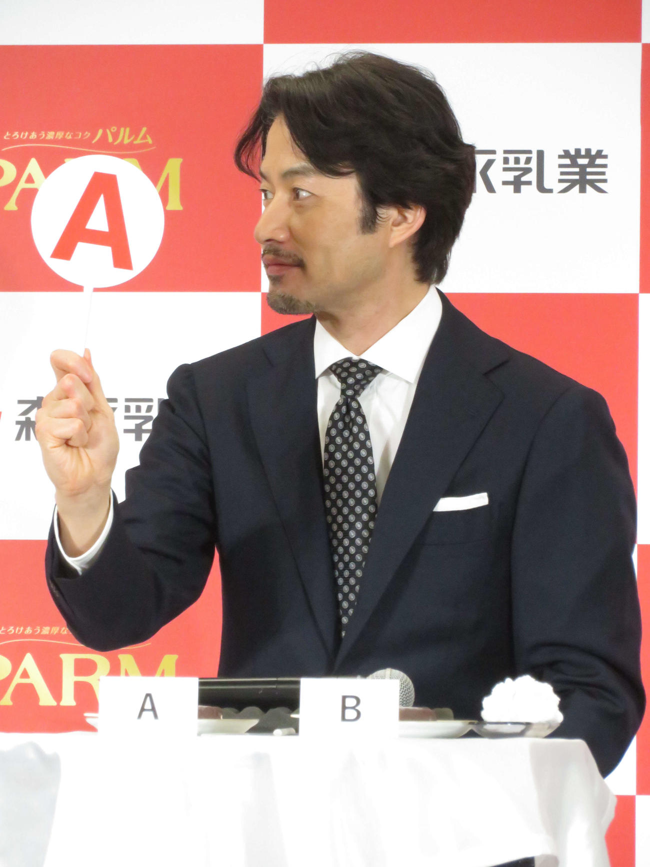 「PARMチョコレート」リニューアル新CM発表会に出席し、アイスの食べ比べクイズに正解した竹野内豊