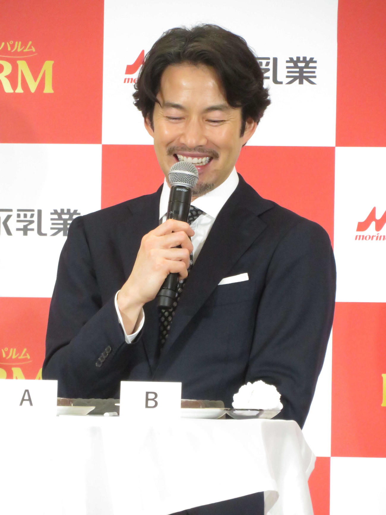 「PARMチョコレート」リニューアル新CM発表会に出席し、アイスの食べ比べクイズに正解した竹野内豊