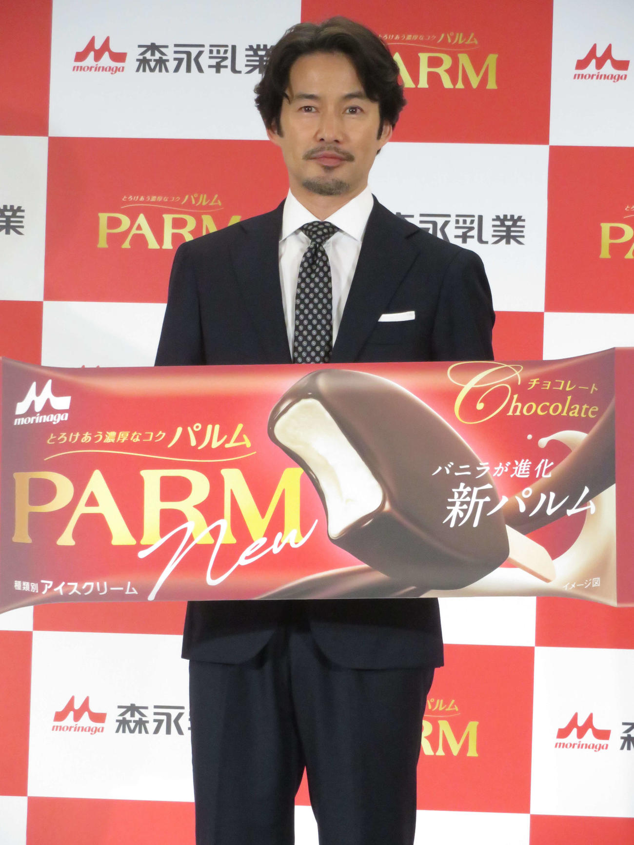 「PARMチョコレート」リニューアル新CM発表会に出席した竹野内豊