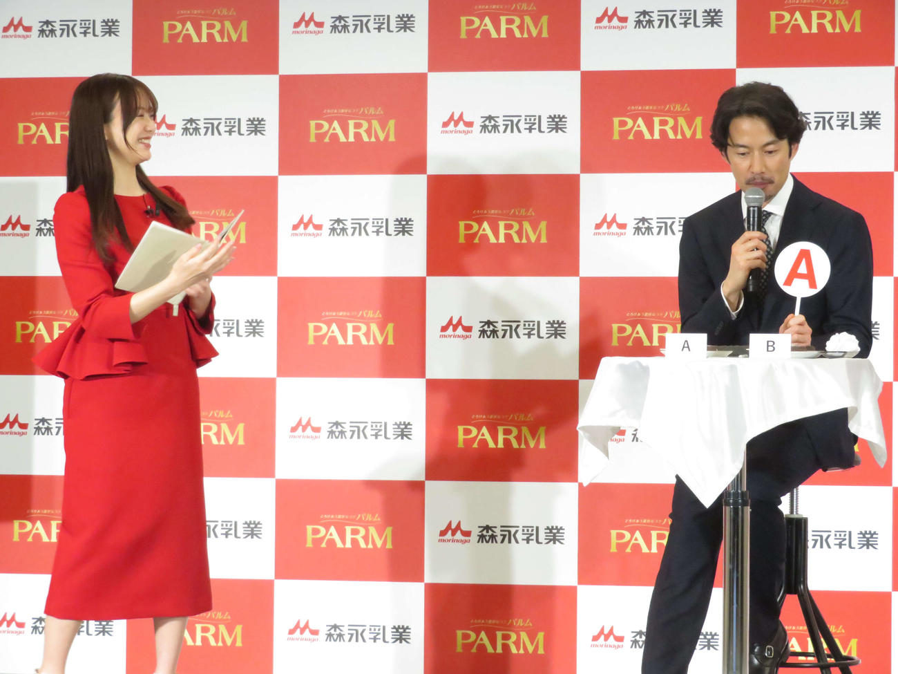 「PARMチョコレート」リニューアル新CM発表会に出席し、アイスの食べ比べクイズに挑戦する竹野内豊と司会の森香澄