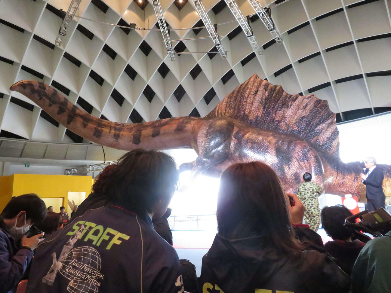 「オダイバ恐竜博覧会2024」オープニングイベントに出席したやす子と福井県立大学恐竜学研究所の柴田正輝教授
