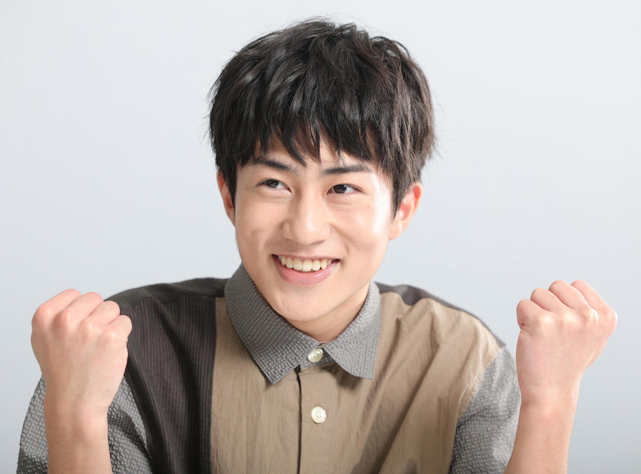 笑顔を見せる坂元愛登（撮影・野上伸悟）