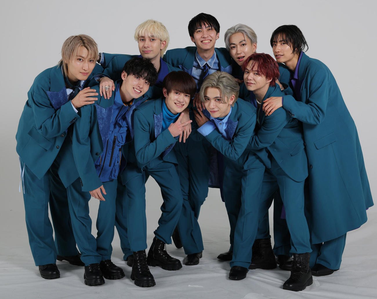 メジャーデビューが決まったSUPER★DRAGON（スーパードラゴン）。前列左から松村和哉、伊藤壮吾、田中洸希、志村玲於、後列左から飯島颯、ジャン海渡、古川毅、池田彪馬、柴崎楽（撮影・野上伸悟）