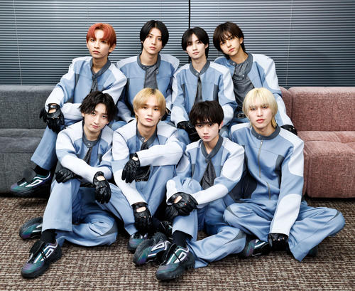 8人組男子ダンスボーカルユニットのICEx。前列左から筒井俊旭、中村旺太郎、山本龍人、千田波空斗、後列左から竹野世梛、阿久根温世、志賀李玖、八神遼介(撮影・河田真司)