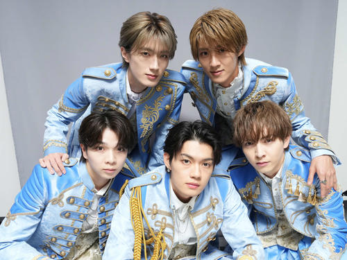 結成10周年を迎えたM!LKの、左から塩崎太智、佐野勇斗、吉田仁人、後列左から山中柔太朗、曽野舜太(撮影・小沢裕)
