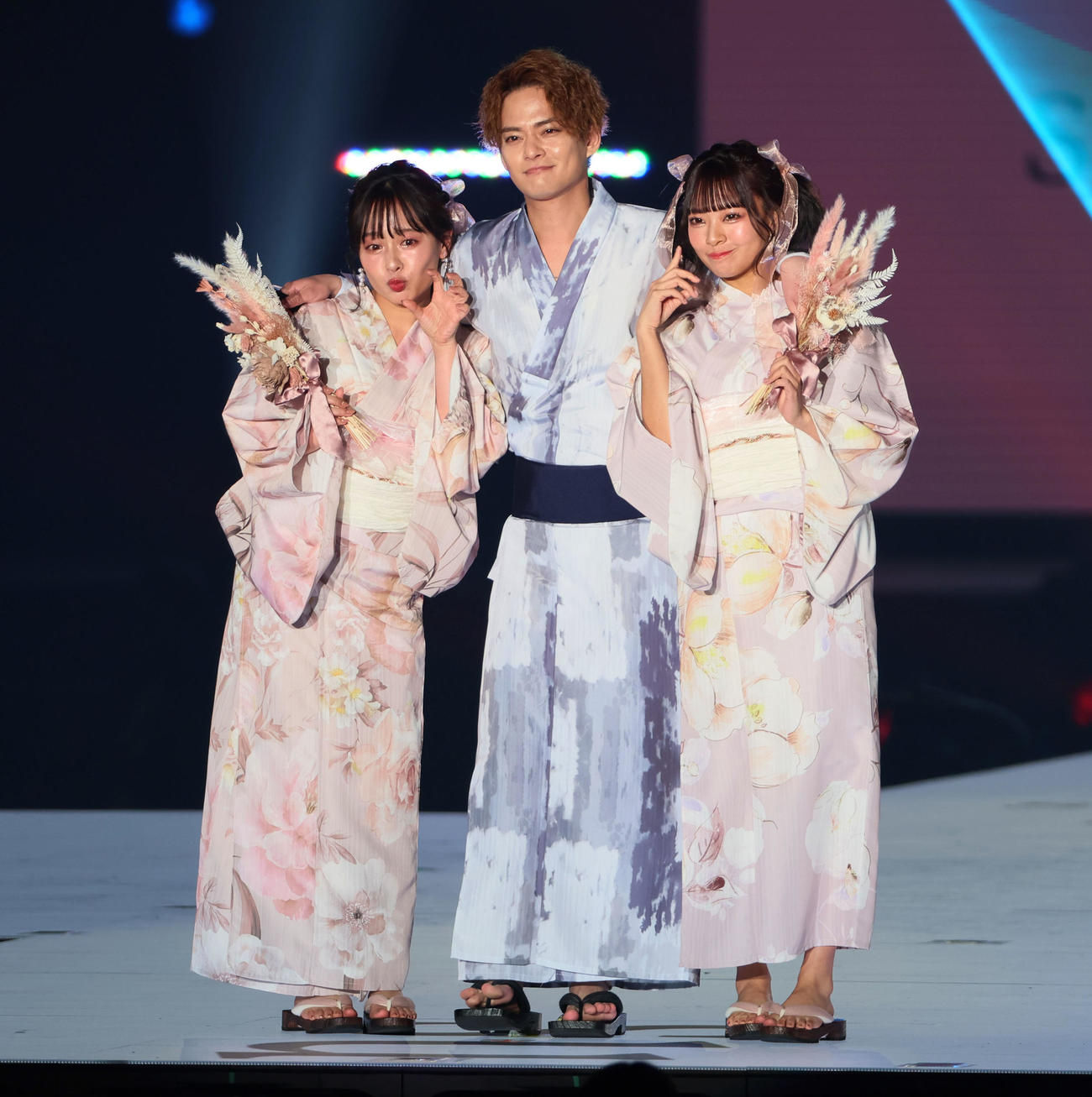 きょうだい3人でランウエーを歩く左から山田菜々、中山優馬、山田寿々（撮影・加藤哉）