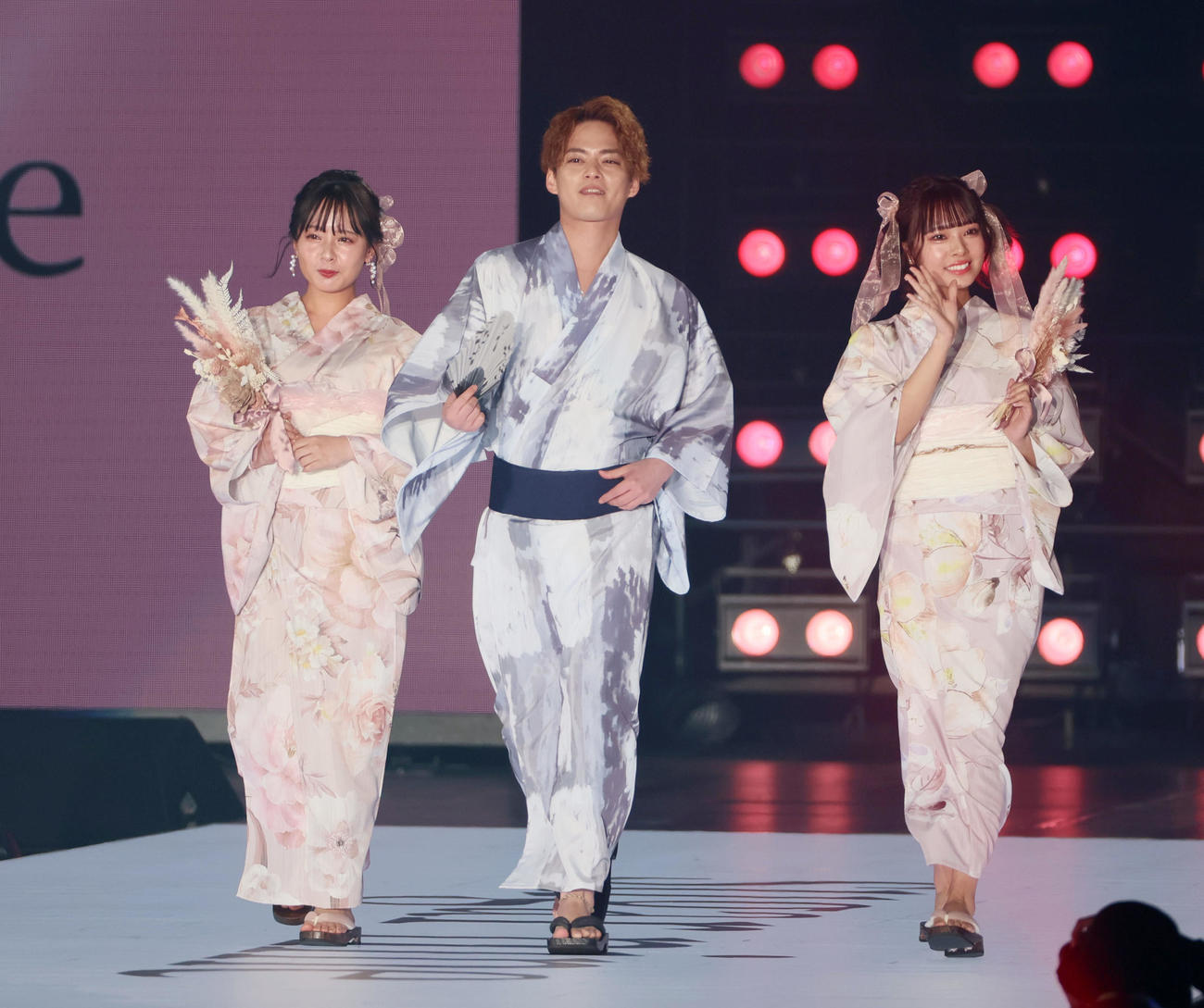 きょうだい3人でランウエーを歩く左から山田菜々、中山優馬、山田寿々（撮影・加藤哉）