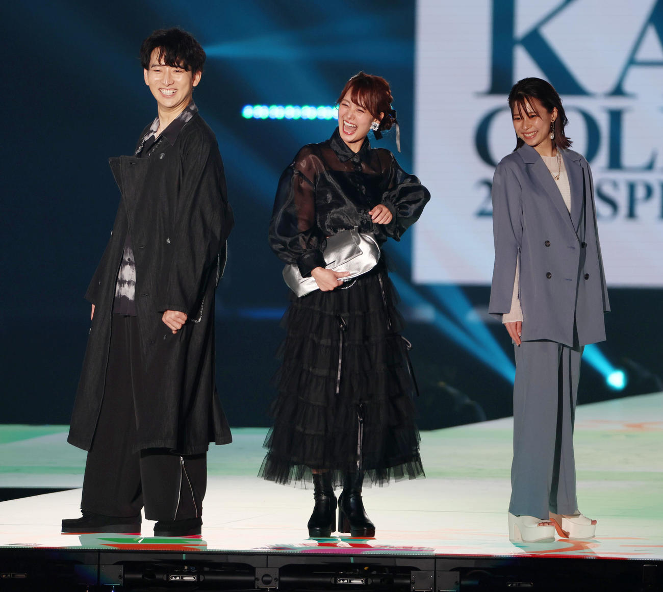 ランウエーでポーズを決める左から生田竜聖アナウンサー、井上清華アナウンサー、鈴木唯アナウンサー（撮影・加藤哉）