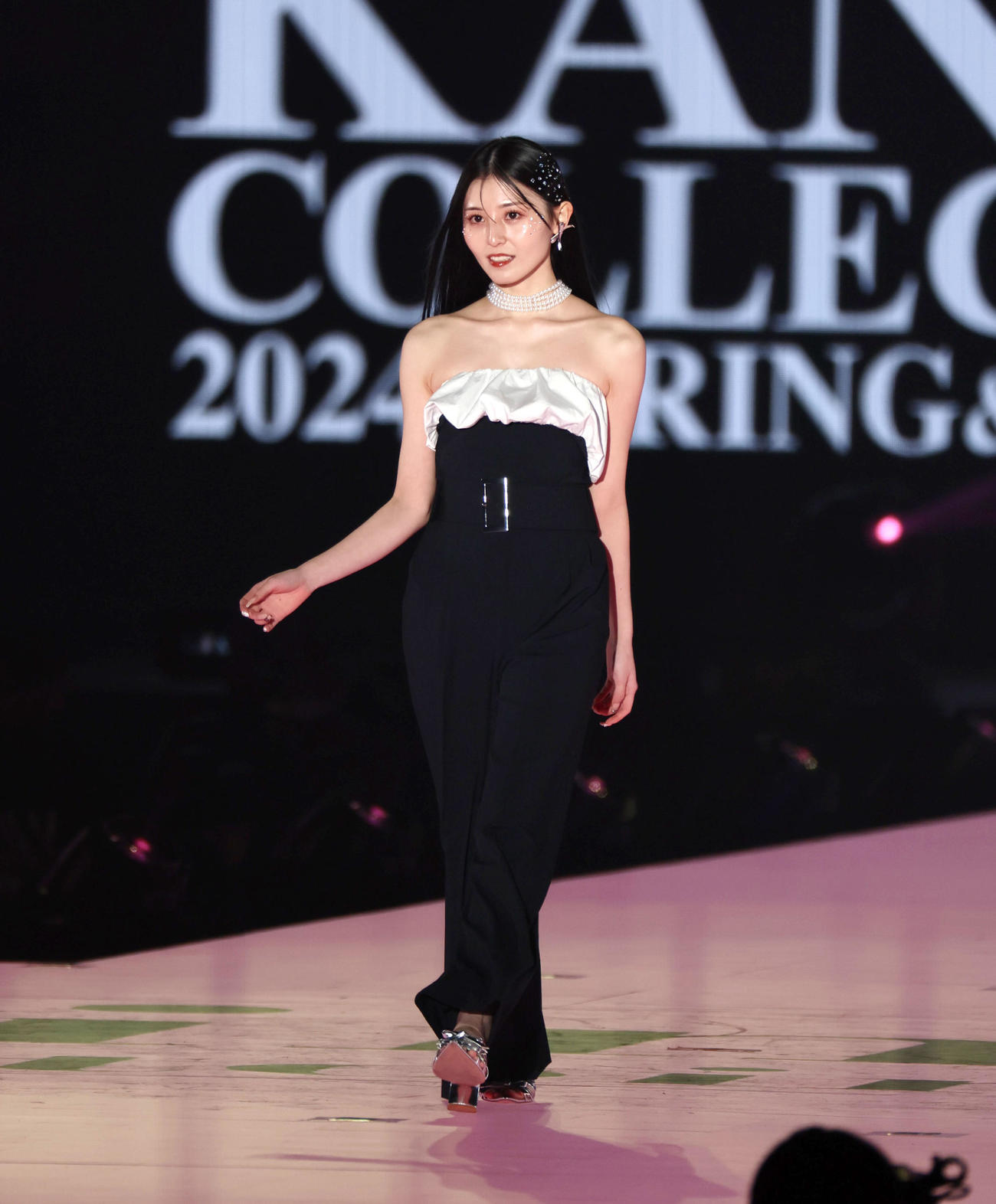 ランウエーでポーズを決める吉井美優（撮影・加藤哉）