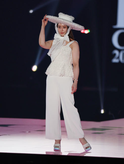板野友美、島崎遥香ら最新ファッションでランウエー カンコレ／関西