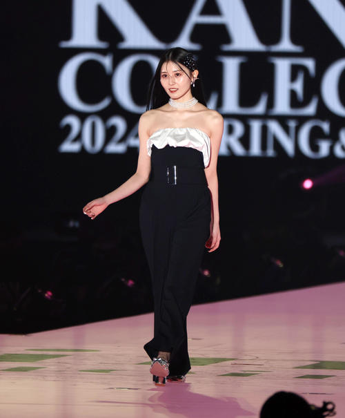 IRENE ニット 野崎萌香さん、板野友美さん着用 板野友美：紗栄子、野崎萌香らと頬を寄せ合ったショットを公開 「美人