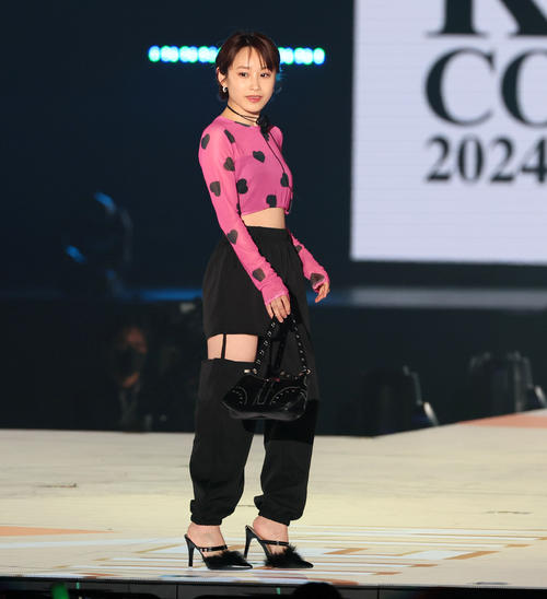 板野友美、島崎遥香ら最新ファッションでランウエー カンコレ／関西