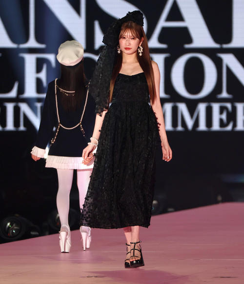 ランウエーを歩く吉田朱里（撮影・加藤哉）