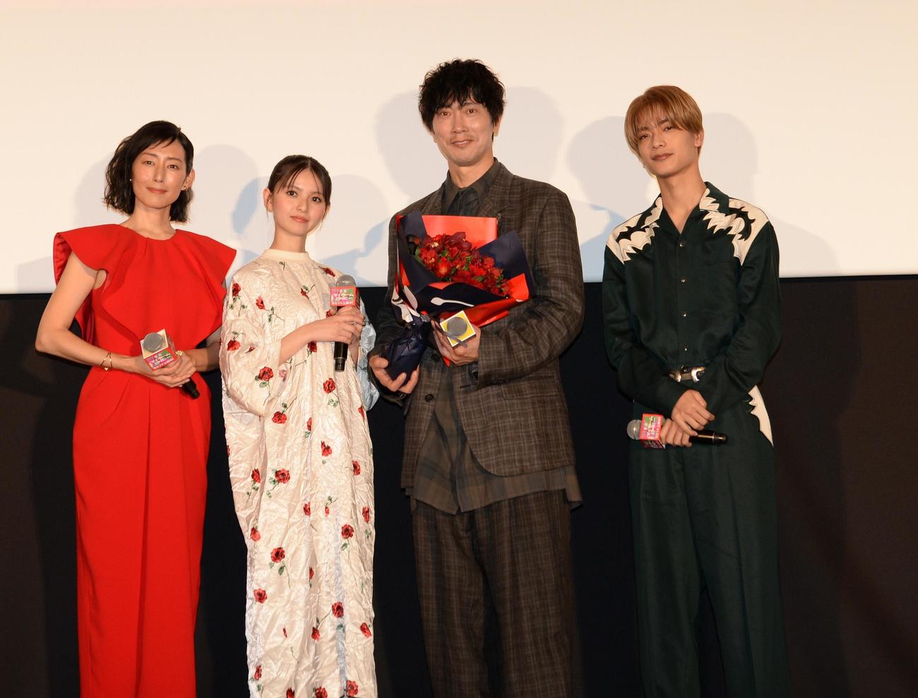 映画「マイホームヒーロー」の大ヒット御礼舞台あいさつを行った、左から木村多江、齋藤飛鳥、佐々木蔵之介、高橋恭平